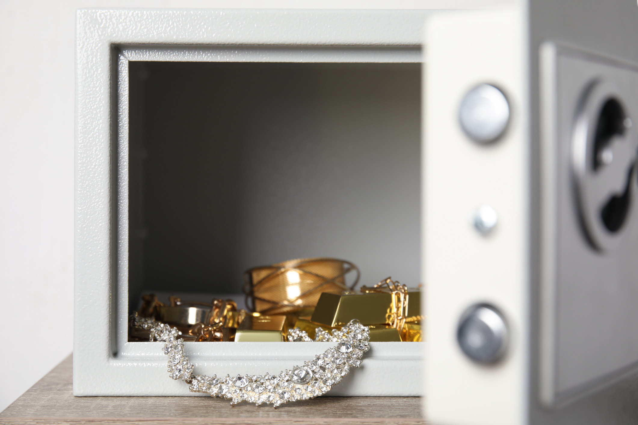 Protect Your Jewelry Without Risking Your Home Insurance: Understanding Jewelry Coverage Options